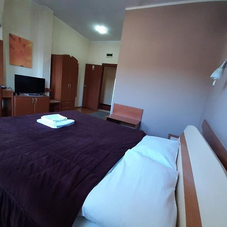 Sin-Kom Hotel Garni 피로트 외부 사진