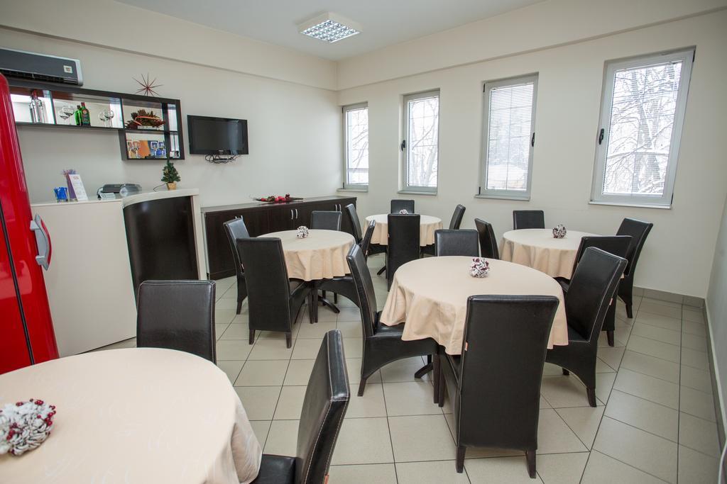 Sin-Kom Hotel Garni 피로트 외부 사진