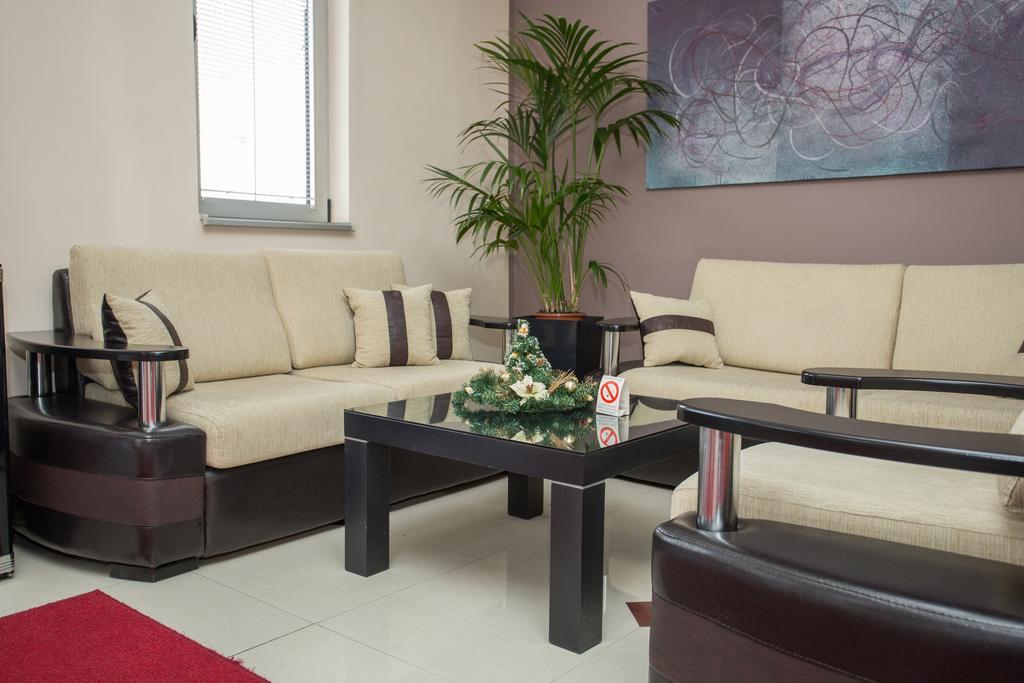 Sin-Kom Hotel Garni 피로트 외부 사진