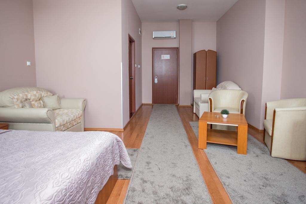 Sin-Kom Hotel Garni 피로트 외부 사진