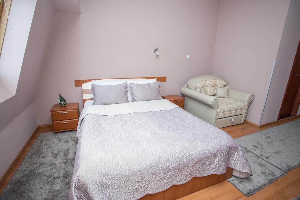 Sin-Kom Hotel Garni 피로트 외부 사진