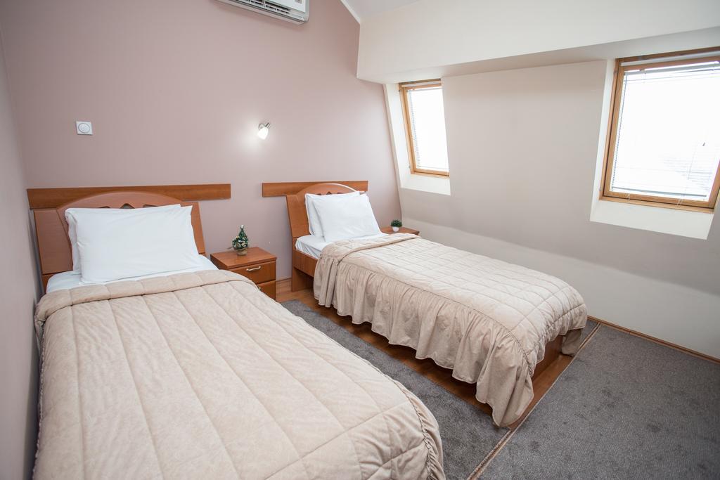 Sin-Kom Hotel Garni 피로트 객실 사진