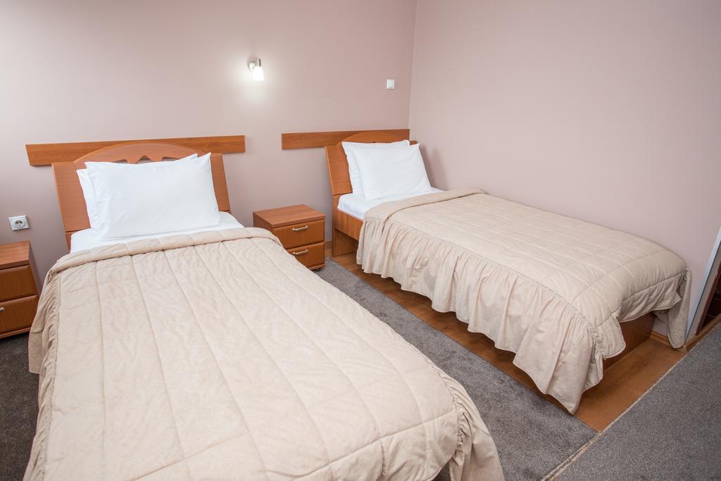 Sin-Kom Hotel Garni 피로트 외부 사진