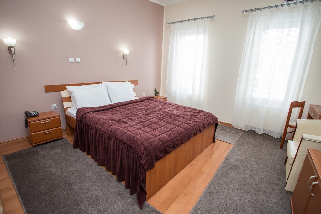 Sin-Kom Hotel Garni 피로트 객실 사진