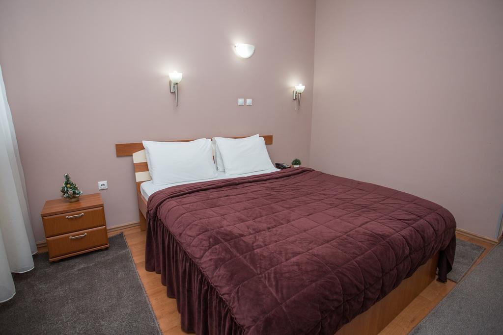 Sin-Kom Hotel Garni 피로트 외부 사진