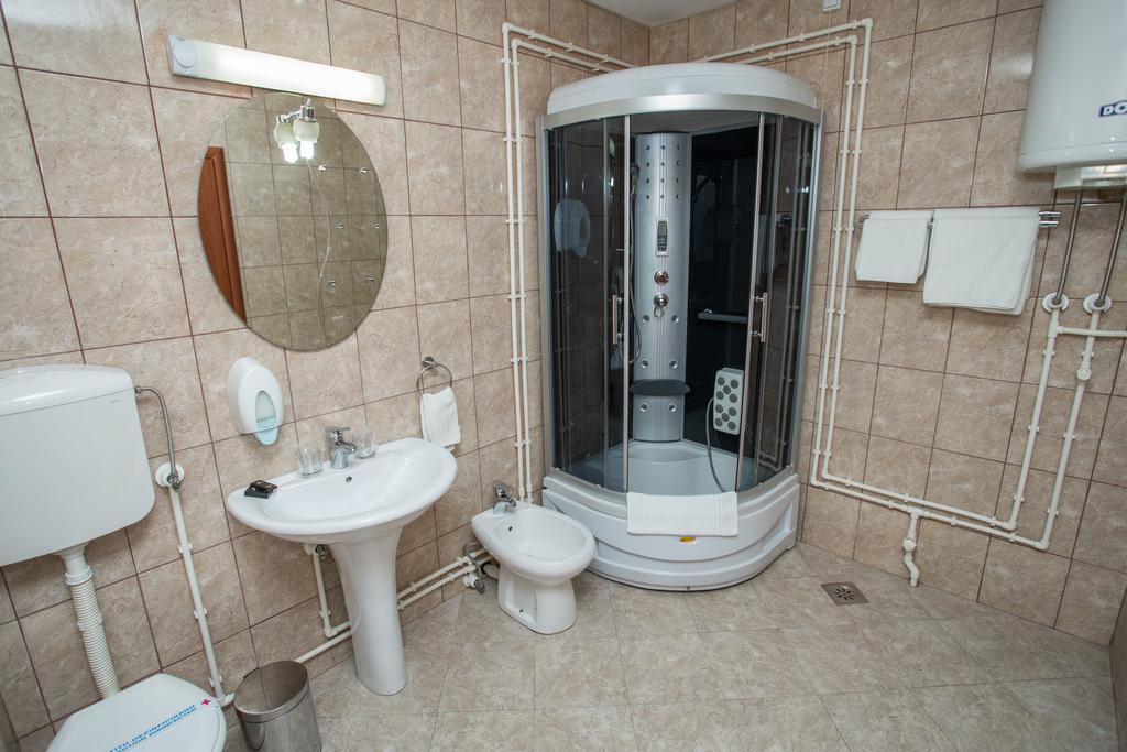 Sin-Kom Hotel Garni 피로트 외부 사진