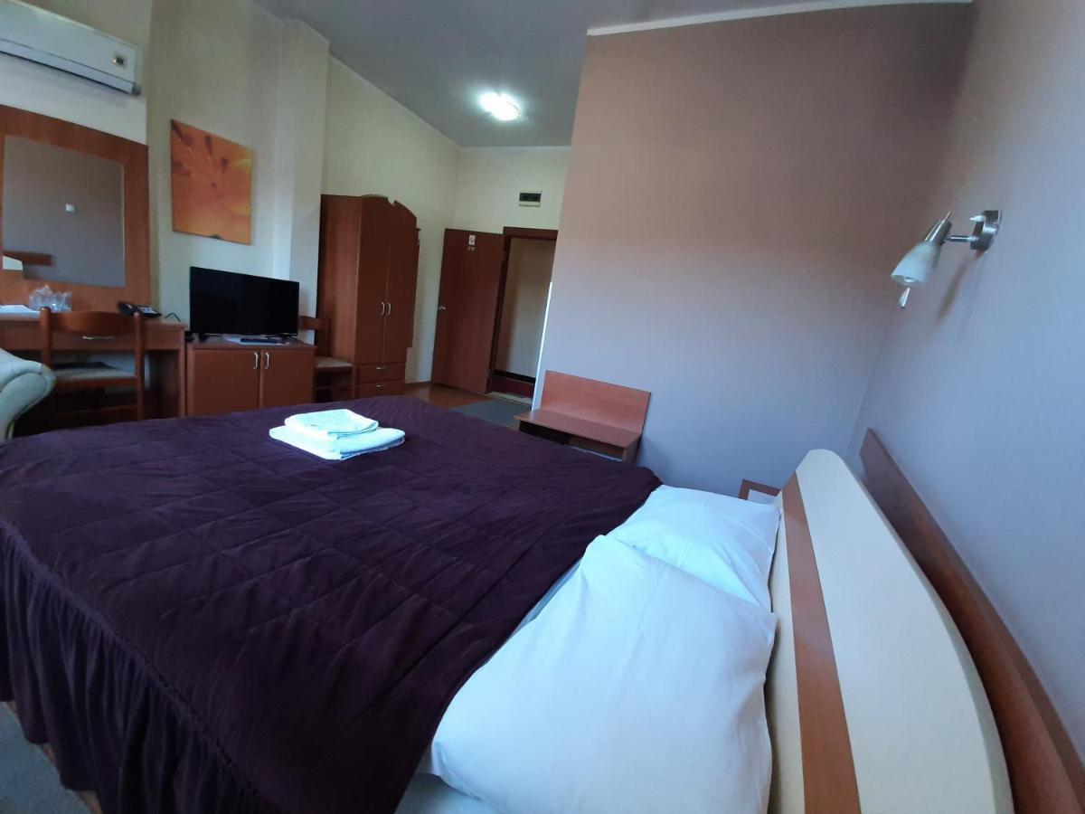 Sin-Kom Hotel Garni 피로트 외부 사진