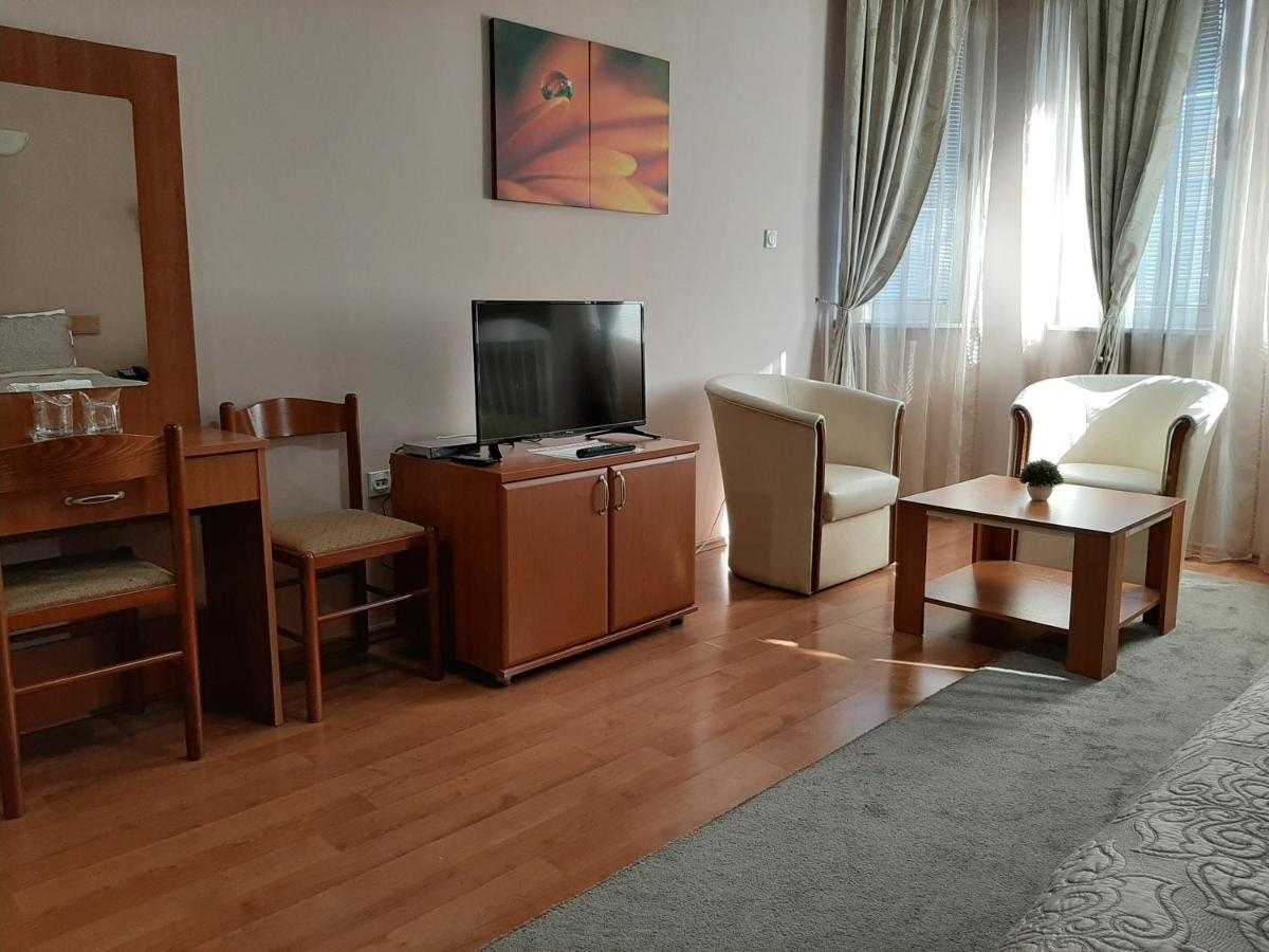 Sin-Kom Hotel Garni 피로트 외부 사진