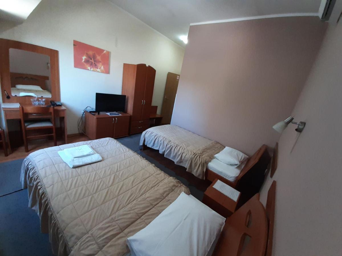 Sin-Kom Hotel Garni 피로트 외부 사진